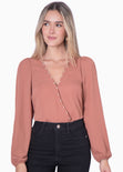 Blusa manga larga con escote cruzado y perlas color terracota para mujer - Flashy