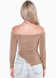 Blusa manga larga con escote off shoulder y ruedo asimétrico color café para mujer - Flashy