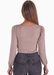 Blusa manga larga con recogido en escote color beige para mujer - Flashy
