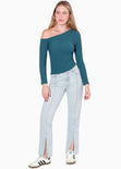 Blusa manga larga con un hombro descubierto y ruedo asimétrico color azul para mujer - Flashy
