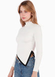 Blusa manga larga cuello alto contraste en ruedo - OPALO.MARFIL