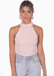 Body con cuello halter y espalda descubierta color rosado para mujer - Flashy