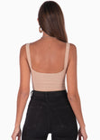 Body de tiras con escote entorchado y abertura color beige para mujer - Flashy