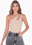 Body de un solo hombro con abertura en cargadera color beige para mujer - Flashy