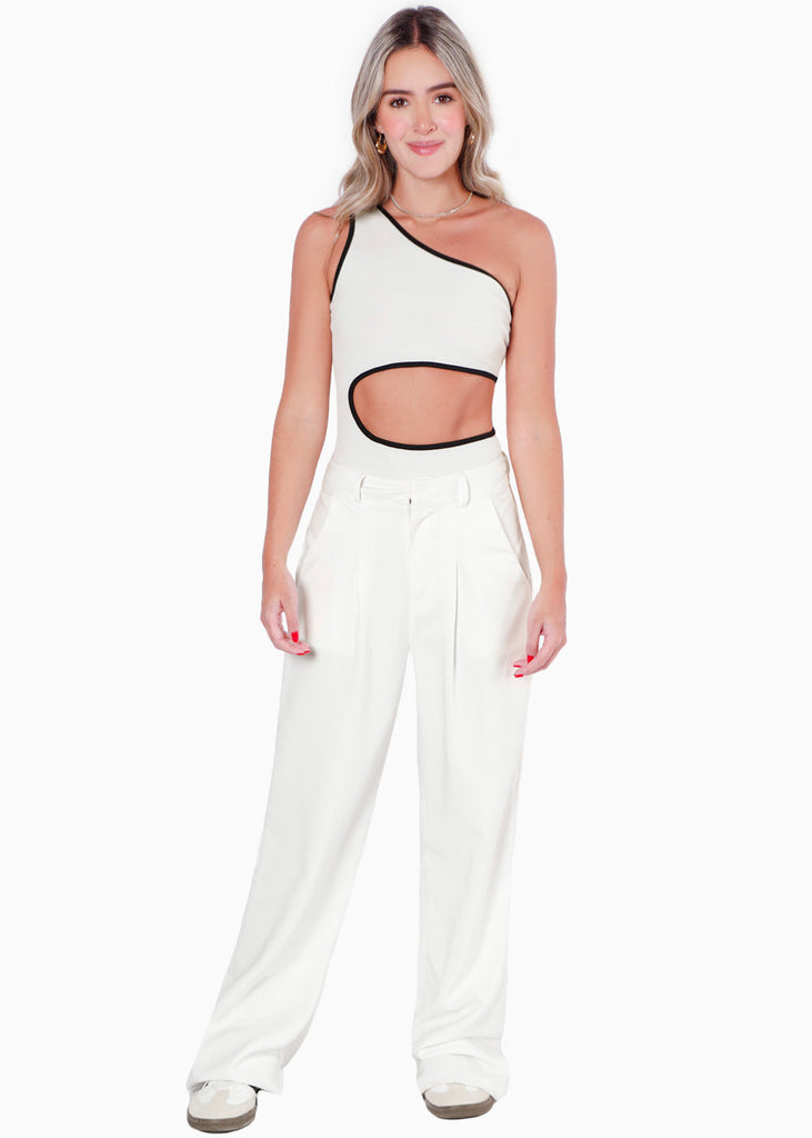 Body de un solo hombro con sesgos y abertura en costado color blanco, marfil para mujer - Flashy