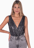 Body drapeado con escote cruzado color negro para mujer - Flashy