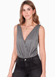 Body sin mangas drapeado con escote cruzado color negro para mujer - Flashy