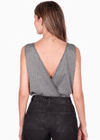 Body sin mangas drapeado con escote cruzado color negro para mujer - Flashy