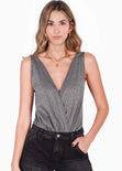 Body sin mangas drapeado con escote cruzado color negro para mujer - Flashy