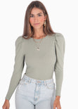 Buzo con recogido en mangas y hombreras color verde para mujer - Flashy