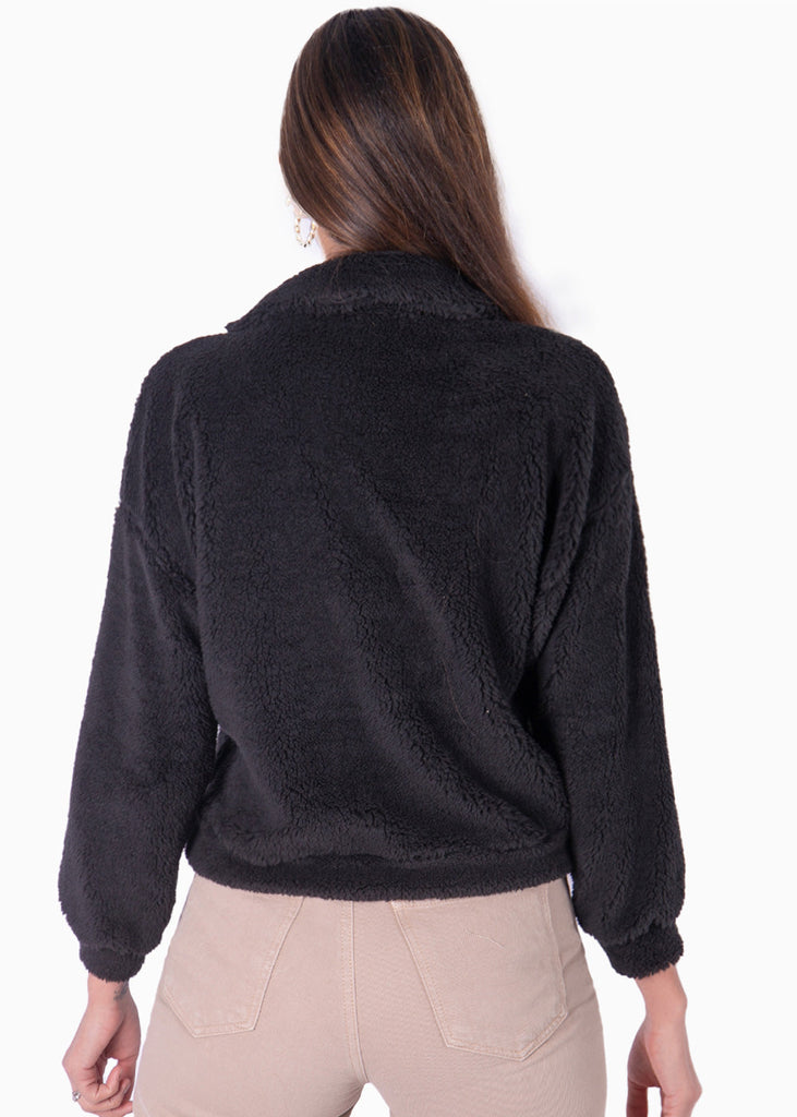 Buzo de pelo sintético con bolsillo en frente color negro para mujer - Flashy