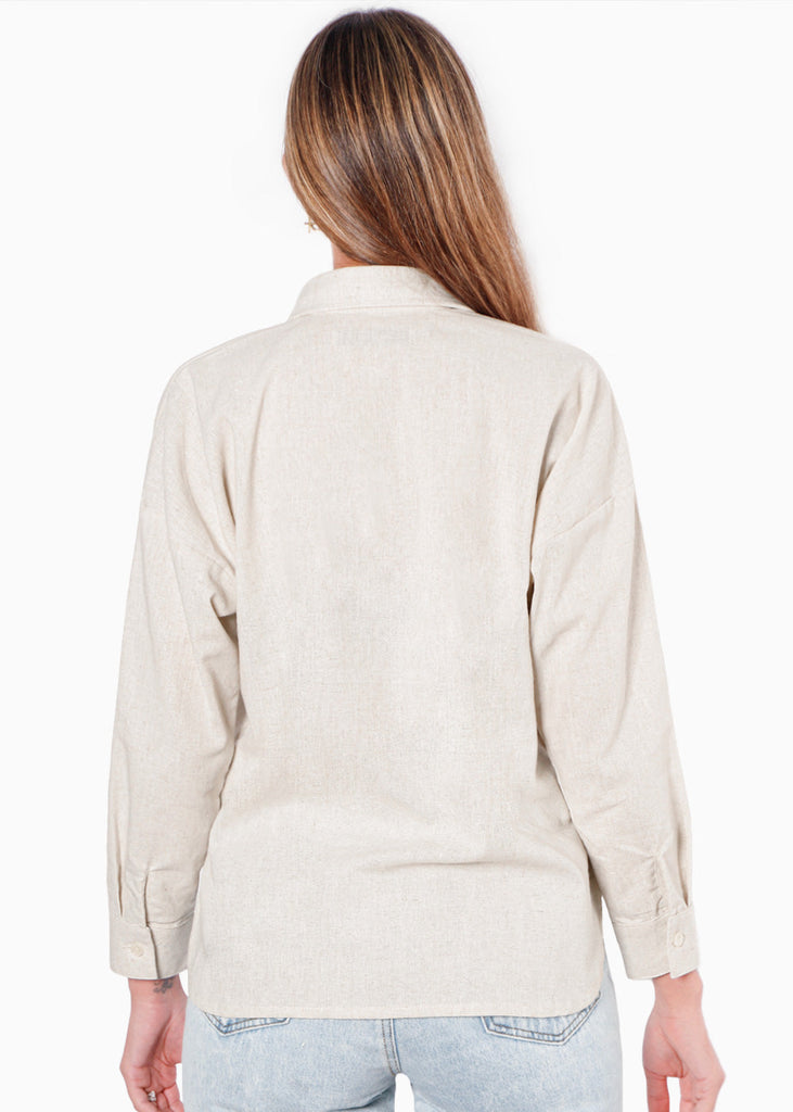 Camisa manga larga tipo lino con botones y bolsillo color beige para mujer - Flashy