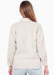 Camisa manga larga tipo lino con botones y bolsillo color beige para mujer - Flashy