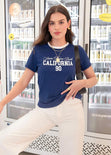 Camiseta básica con estampado “Santa Monica beach” con cuello en contraste color azul para mujer - Flashy
