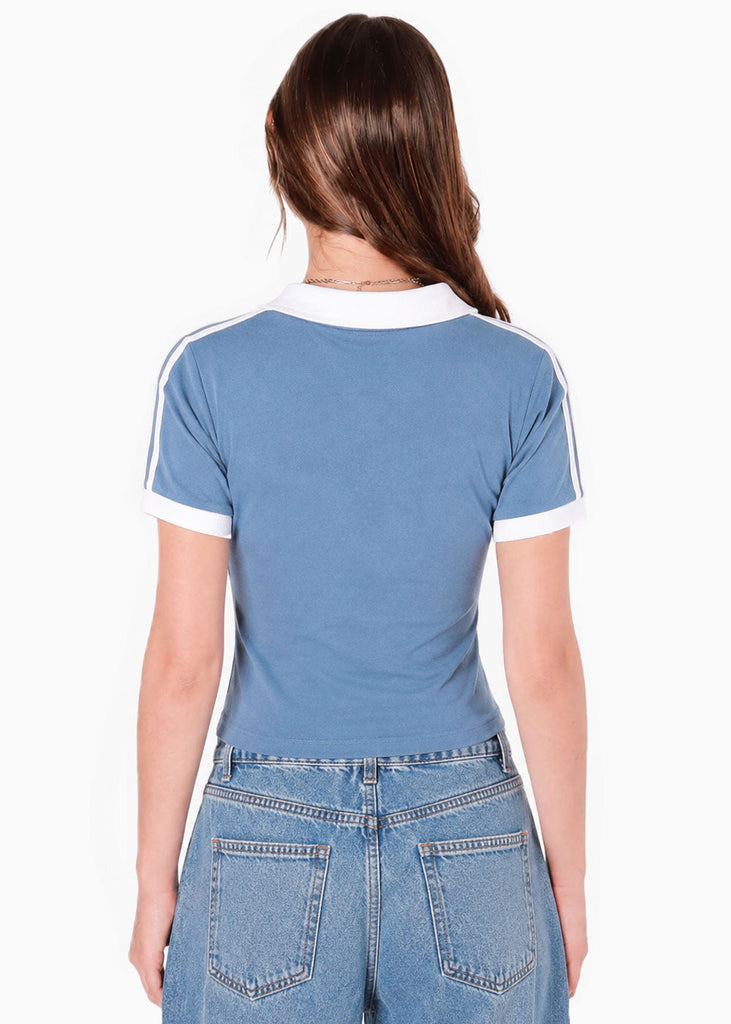 Camiseta con cuello y puños en contraste de color azul - IGUAZU
