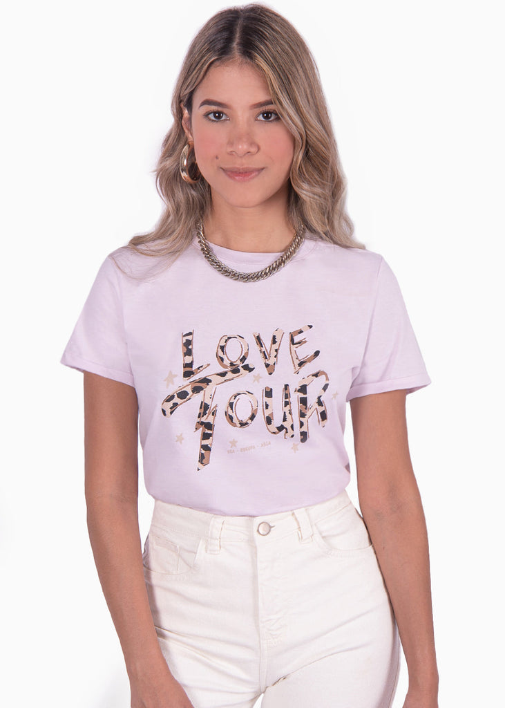 Camiseta con estampado "love tour" de animal print color morado, lila para mujer - Flashy
