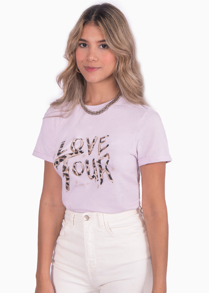 Camiseta con estampado "love tour" de animal print color morado, lila para mujer - Flashy