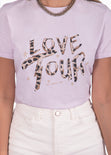 Camiseta con estampado "love tour" de animal print color morado, lila para mujer - Flashy