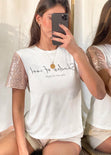 Camiseta con estampado "Shades of cool" y mangas de lentejuelas color blanco, marfil para mujer - Flashy
