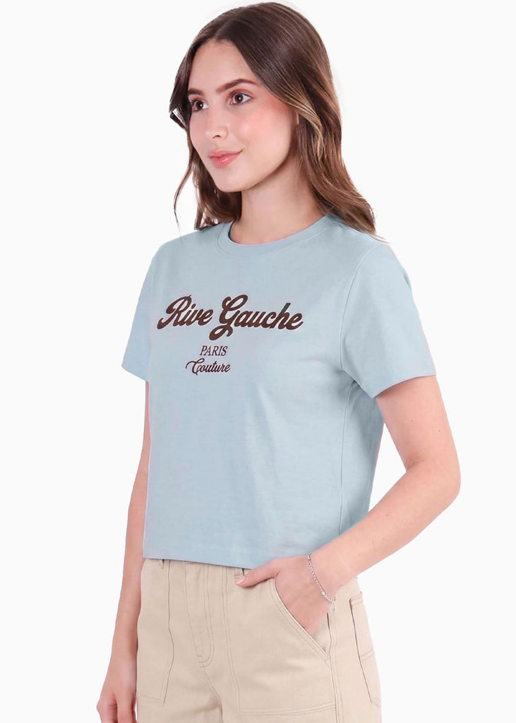 Camiseta con silueta semi oversize y con texto gráfico estampado - ALAJUELA