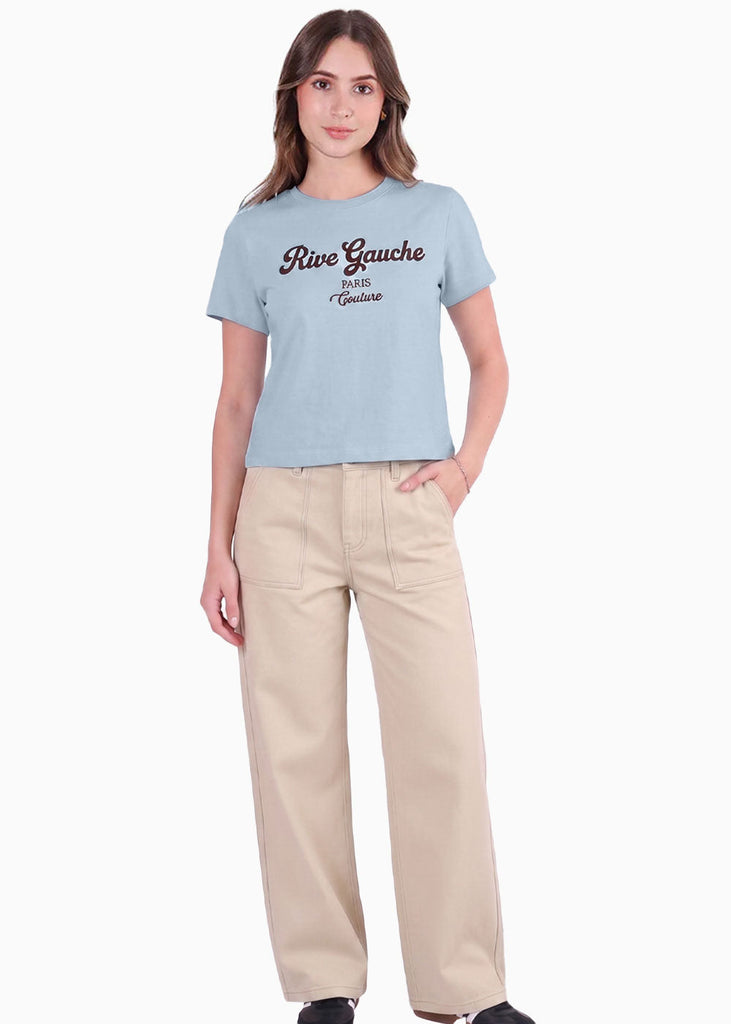 Camiseta con silueta semi oversize y con texto gráfico estampado - ALAJUELA