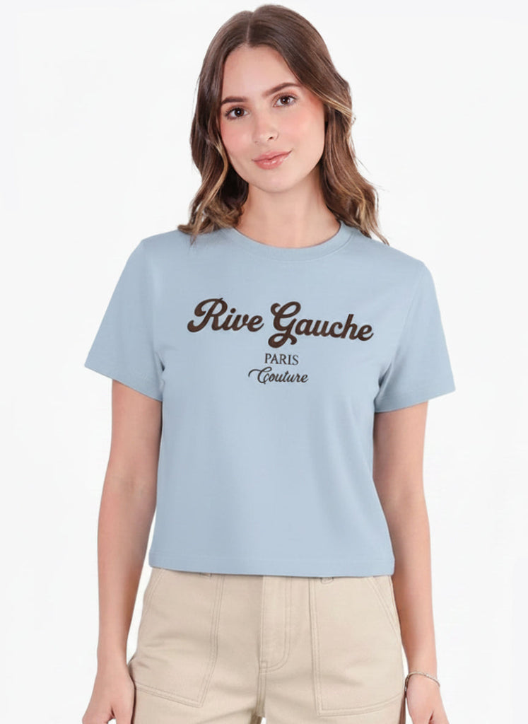 Camiseta con silueta semi oversize y con texto gráfico estampado - ALAJUELA