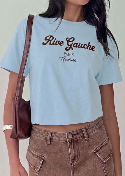 Camiseta con silueta semi oversize y con texto gráfico estampado - ALAJUELA