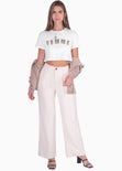 Camiseta corta con estampado "Femme" en animal print color marfil, blanco para mujer - Flashy