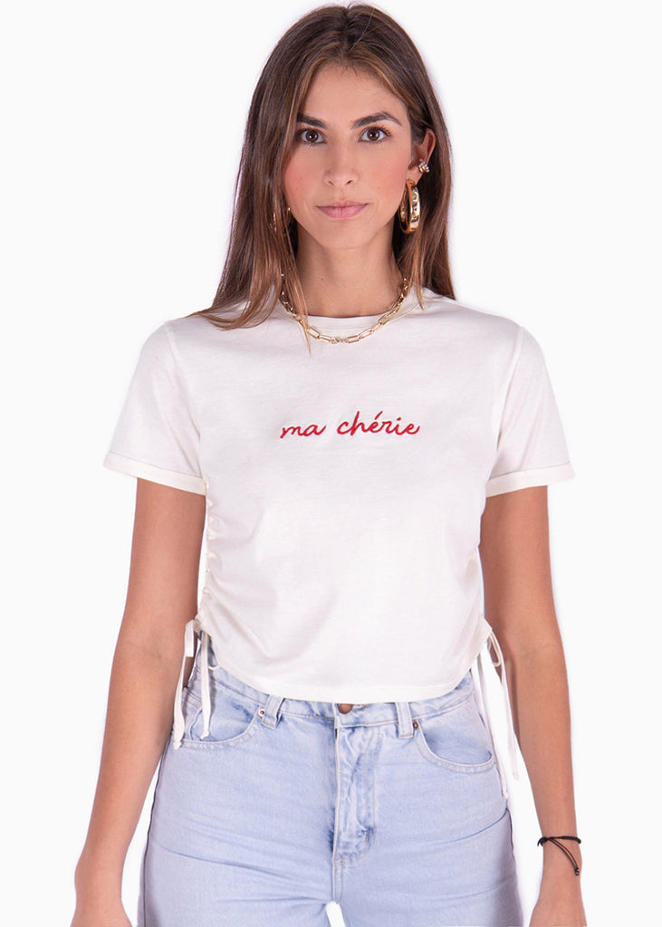 Camiseta corta con recogidos en costados y bordado "Ma Cherie" color blanco para mujer - Flashy
