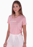 Camiseta corta con recogidos en costados y estampado "Girlboss" color rosado para mujer - Flashy