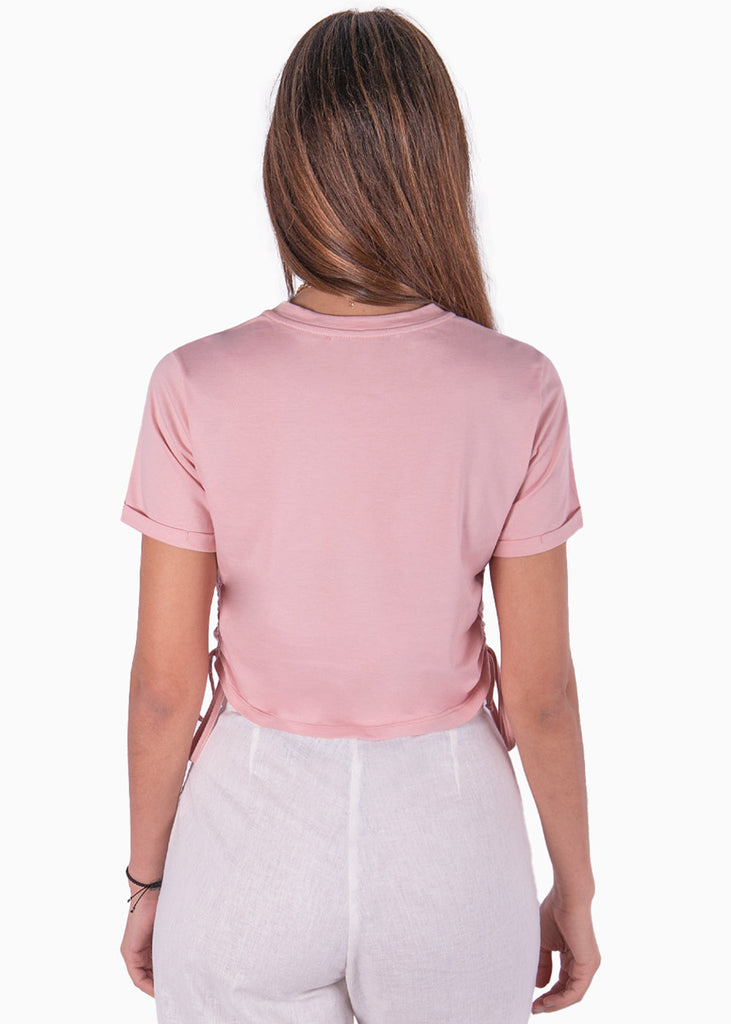 Camiseta corta con recogidos en costados y estampado "Girlboss" color rosado para mujer - Flashy