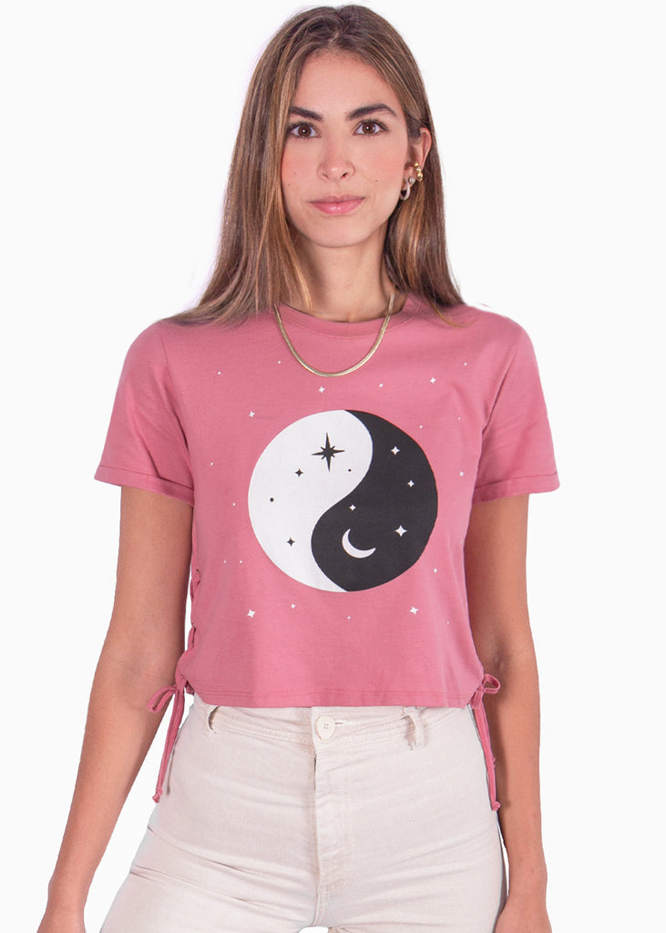 Camiseta corta de ojaletes con estampado de ying yang color rosado para mujer - Flashy