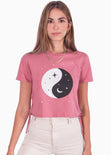 Camiseta corta de ojaletes con estampado de ying yang color rosado para mujer - Flashy
