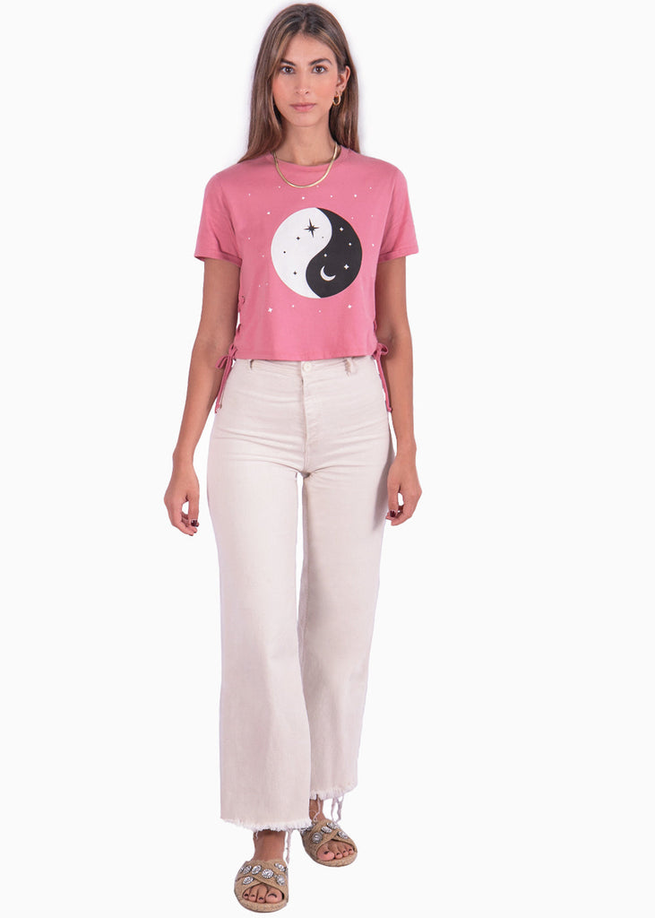 Camiseta corta de ojaletes con estampado de ying yang color rosado para mujer - Flashy