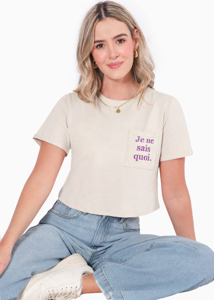Camiseta crop con bordado en bolsillo "Je ne sais quoi" color beige para mujer - Flashy