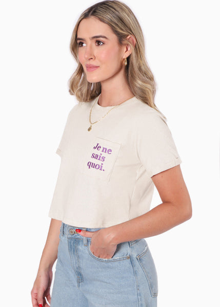 Camiseta crop con bordado en bolsillo "Je ne sais quoi" color beige para mujer - Flashy