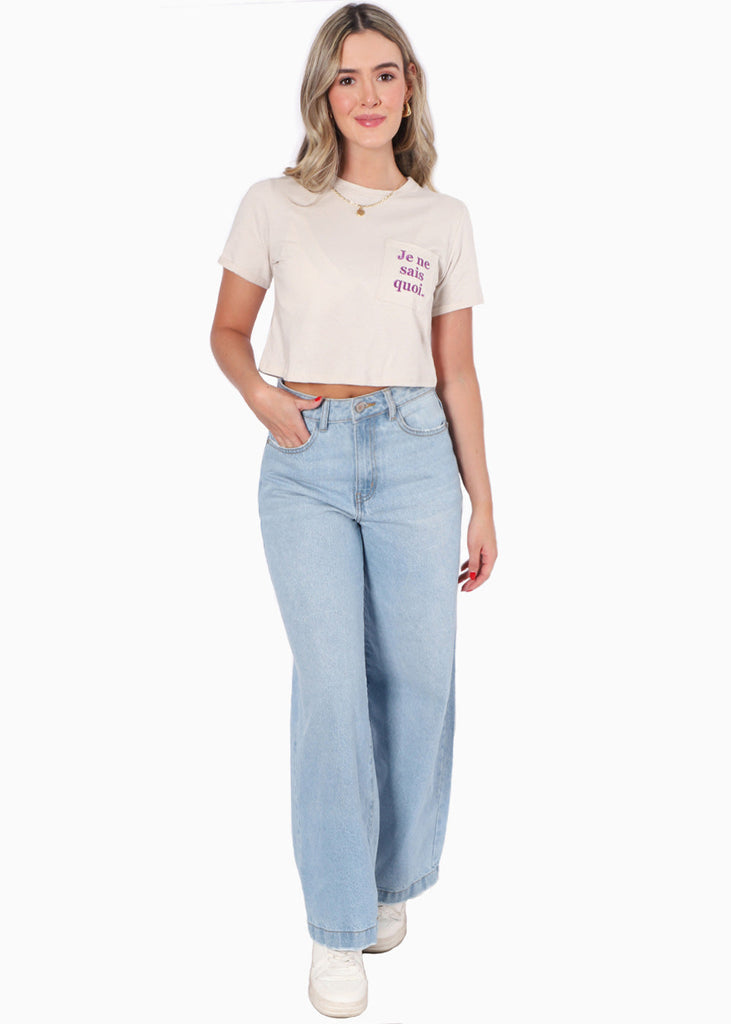 Camiseta crop con bordado en bolsillo "Je ne sais quoi" color beige para mujer - Flashy