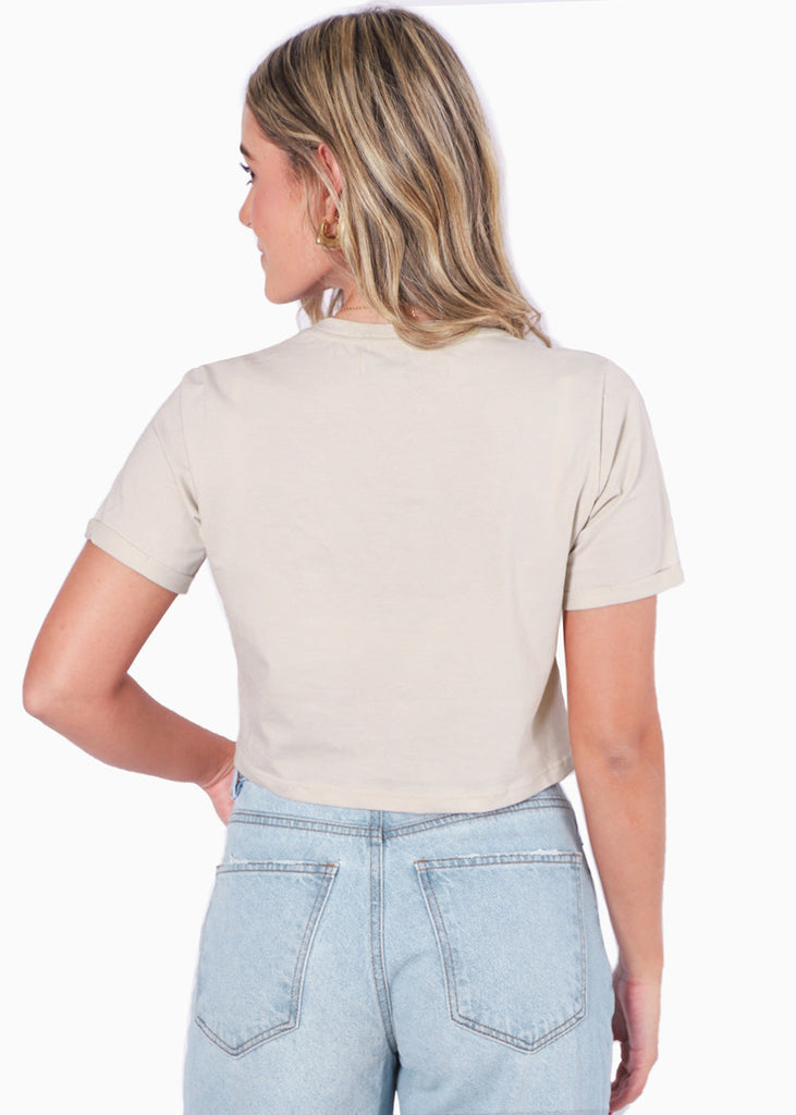 Camiseta crop con bordado en bolsillo "Je ne sais quoi" color beige para mujer - Flashy