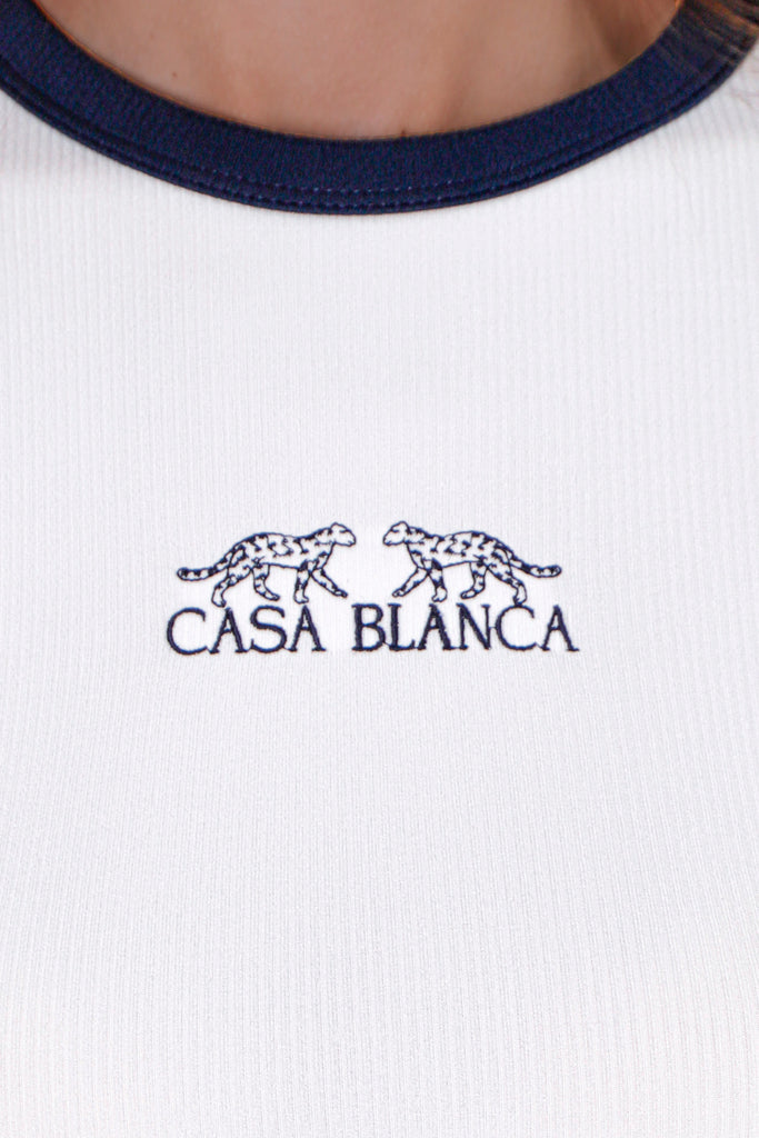 Camiseta crop con sesgos en contraste y bordado "Casa Blanca" color blanco, marfil para mujer - Flashy