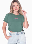 Camiseta crop estampada "L'amour fou" y recogidos en costados color verde para mujer - Flashy