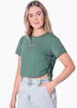 Camiseta crop estampada "L'amour fou" y recogidos en costados color verde para mujer - Flashy