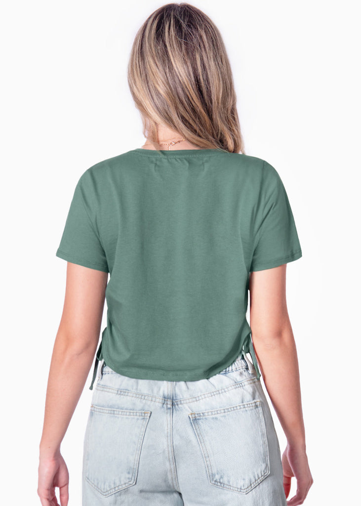 Camiseta crop estampada "L'amour fou" y recogidos en costados color verde para mujer - Flashy