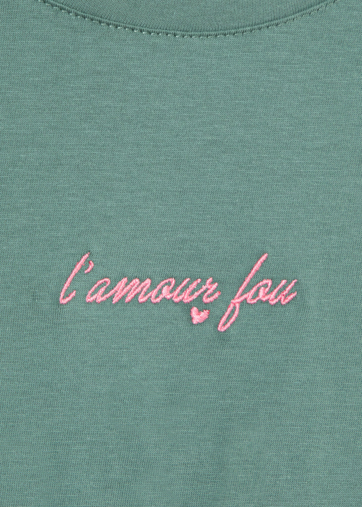 Camiseta crop estampada "L'amour fou" y recogidos en costados color verde para mujer - Flashy