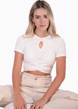 Camiseta crop manga corta con frente entorchado color blanco para mujer - Flashy