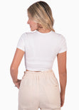 Camiseta crop manga corta con frente entorchado color blanco para mujer - Flashy