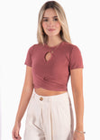 Camiseta crop manga corta con frente entorchado color terracota para mujer - Flashy