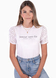 Camiseta estampada "Amour sans fin" con mangas de ojalillo para mujer - Flashy