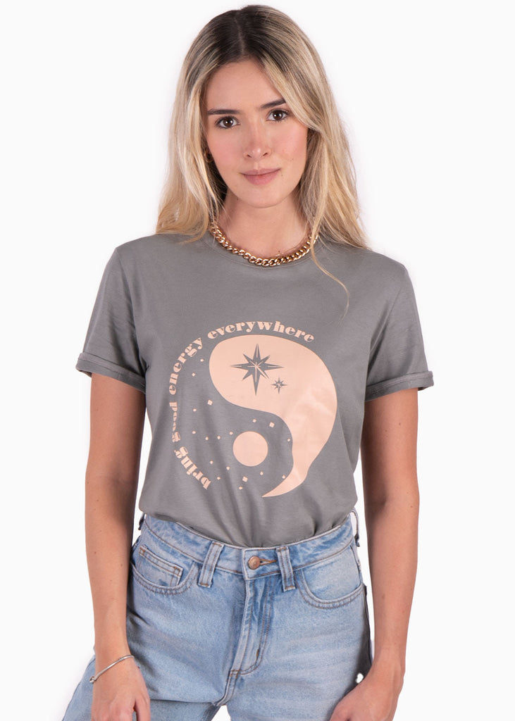 Camiseta estampada "bring good energy everywhere" color gris para mujer - Flashy