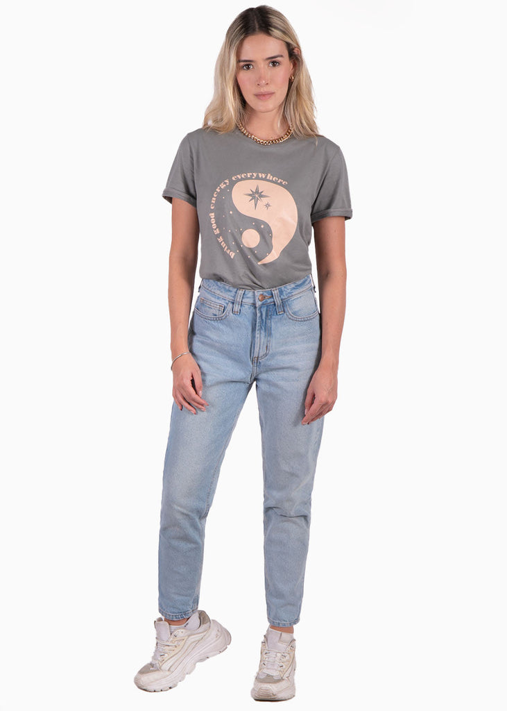 Camiseta estampada "bring good energy everywhere" color gris para mujer - Flashy