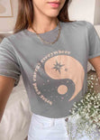 Camiseta estampada "bring good energy everywhere" color gris para mujer - Flashy
